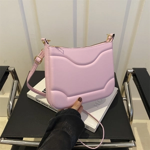 Borsa a tracolla rosa in similpelle con trama a onde e dettagli metallici dorati