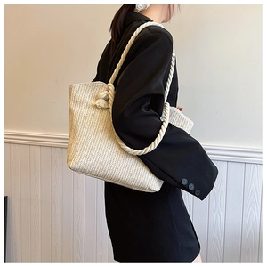 Détail du grand sac cabas en paille tressée avec anse en corde de coton blanc de style urbain