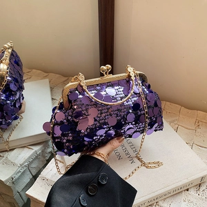 Pochette de soirée pailletée violette élégante avec bandoulière chaîne dorée chic