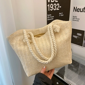 Sac fourre-tout chic en paille tissée beige avec poignées en corde pour l'été