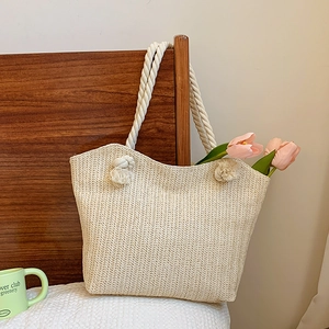 Sac fourre-tout en paille tissée avec poignées en corde de coton et détails de glands