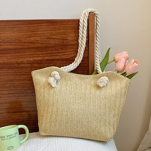 Sac fourre-tout en paille tissé à la main avec anses en coton et décorations florales