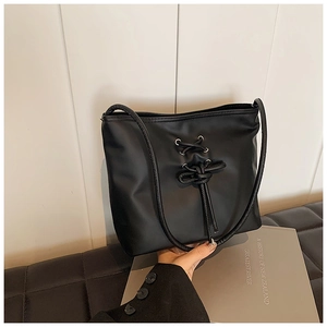 Détail du sac cabas noir style ballet avec rubans croisés et nœuds décoratifs chic