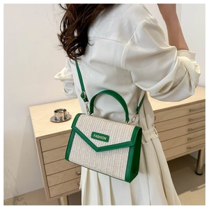 Détail du sac bandoulière bicolore en paille blanc et vert avec plaque en métal Fashion