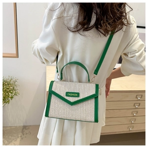 Détail de la texture tissée et de la bordure en cuir vert d'un élégant petit sac à main