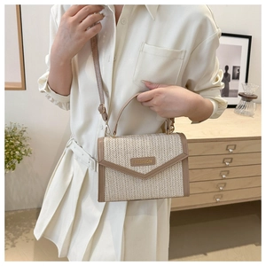 Détail d'un sac à main tressé beige avec rabat en V et plaque métallique Fashion
