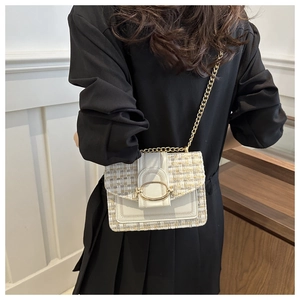 Détails d'un sac bandoulière en tweed avec chaîne dorée et finitions en cuir