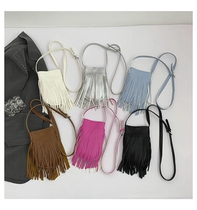 Platte weergave van kleurrijke crossbody telefoontasjes met franjes in zomertinten