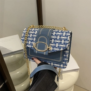 Blauw-witte tweed crossbodytas voor dames met gouden gesp en een kettingriem