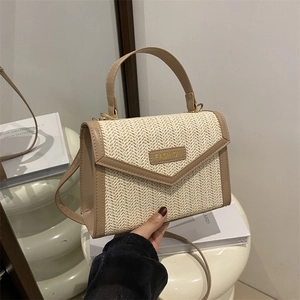 Sac bandoulière en paille tissée avec bordure en cuir et étiquette mode beige