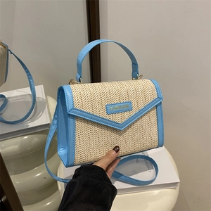 Sac à main en paille tressée avec bordure en cuir bleu clair et poignée pour l'été à la plage