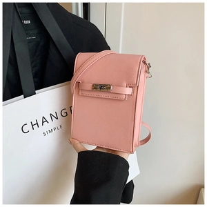 Détail du sac de téléphone en cuir Saffiano rose avec fermoir rotatif doré élégant