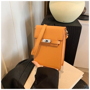 Détail du sac de téléphone en cuir orange avec fermeture à verrou rotatif en métal argenté