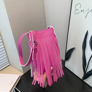 Roze crossbody telefoontasje met litchi-textuur, lange franjes en witte bies