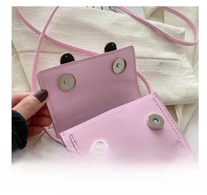 Detail der rosa Mini-Tasche mit doppeltem Magnetverschluss und Leder-Textur
