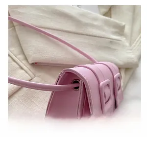 Detailaufnahme der rosa Mini-Umhängetasche mit feinen Nähten und hochwertiger PU-Textur