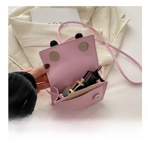 Detail der rosa Mini-Tasche mit Magnetverschluss und Platz für Lippenstift im Inneren