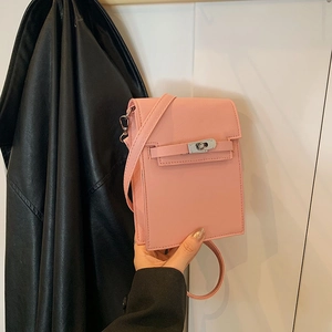 Sac bandoulière rose en cuir Saffiano avec fermoir tournant en métal argenté et sangle