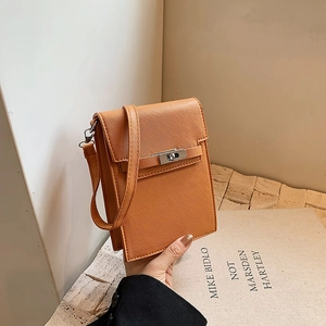 Petit sac bandoulière orange en cuir Saffiano avec fermoir rotatif argenté élégant