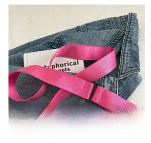 Dettaglio tracolla larga regolabile in rosa vivace per borsa a tracolla