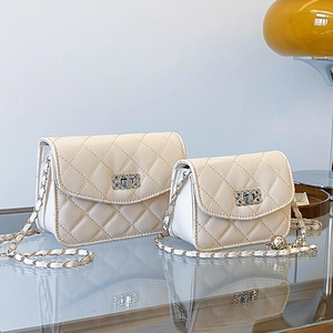 Sac à Épaule Matelassé pour Femmes Élégant en Cuir PU Sac Bandoulière Classique Carré Avec Pendentif Boule Argentée Sac à Main de Soirée