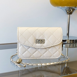 Sac à bandoulière matelassé beige élégant avec motif à losanges et fermoir en métal