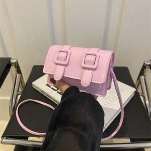 Rosa Mini-Leder-Umhängetasche mit Doppelbuckle-Design und schmalem Schultergurt