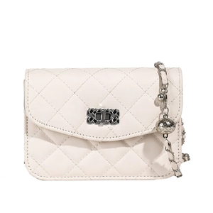 Sac bandoulière matelassé chic en similicuir blanc cassé avec chaîne argentée et fermoir
