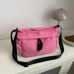 Grand sac bandoulière rose en nylon avec cordons de serrage et sangle réglable femme