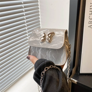 Mini borsa a tracolla argento con pieghe metalliche e decoro a farfalla in metallo