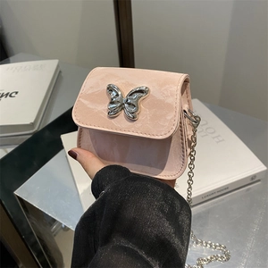 Mini borsa a tracolla rosa marmorizzata con fibbia a farfalla argento e catenella