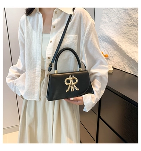 Détail du sac à bandoulière noir avec logo RR doré et sangle réglable élégante