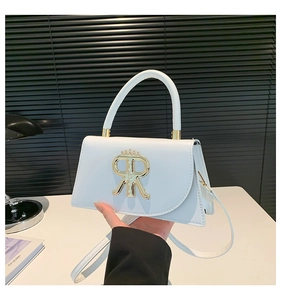 Détail du sac blanc en similicuir avec boucle dorée RR et poignée structurée