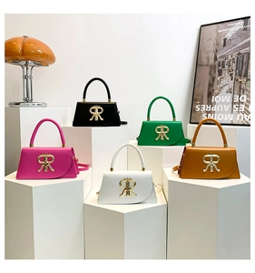 Détails de cinq sacs à main trapèze colorés avec logo R doré sur socles blancs