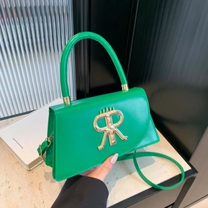 Sac bandoulière chic en cuir vert avec logo doré pour femmes au style minimaliste