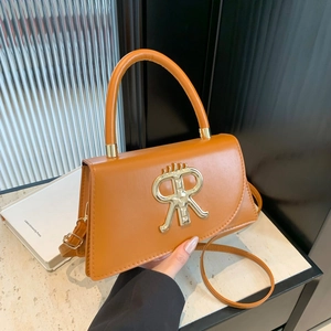 Sac à bandoulière en cuir marron avec logo RR doré et poignée supérieure élégante