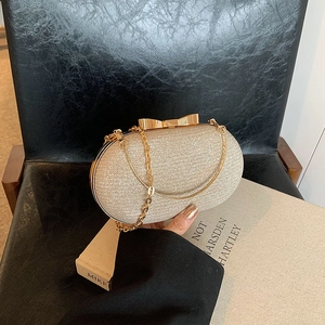 Elegante champagne gouden ovale clutch met glitterafwerking en metalen striksluiting voor dames