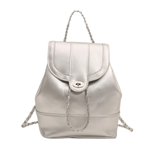 Sac à dos mode argenté pour femme avec poignée en chaîne et fermoir rotatif métallique