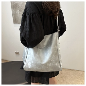Borsa tote argento a spalla con grande capacità e finitura metallica moderna