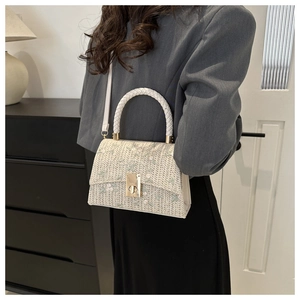 Sac bandoulière en paille avec broderie florale et détail élégant de fermoir doré