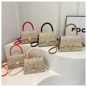 Détail de sacs à main tissés en dentelle avec broderie florale et fermoir doré chic