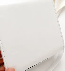Dettaglio della borsa in pelle PU bianca con cuciture precise e finitura opaca