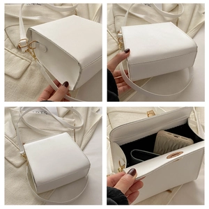Vue détaillée du petit sac blanc avec boucles dorées montrant la capacité intérieure