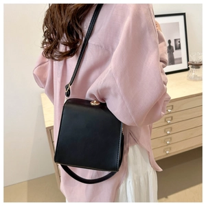 Petit sac carré noir classique avec fermoir métallique doré et bandoulière élégante