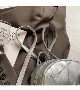 Details des silbernen geometrischen Rucksacks mit verstellbaren Trägern und Glanz