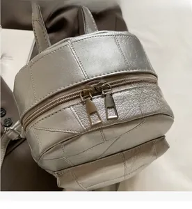 Detailansicht der glatten Metallreißverschlüsse und silbernen Steppleder am Damenrucksack