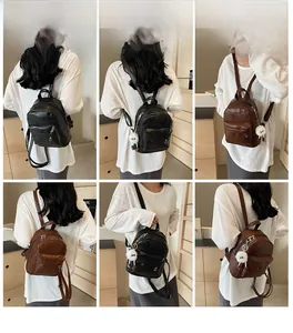 Details des Mini-Rucksacks aus PU-Leder mit verstellbaren Trägern und Plüsch-Anhänger
