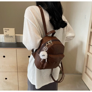Mini sac à dos marron en similicuir avec détails dorés et porte-clés en peluche