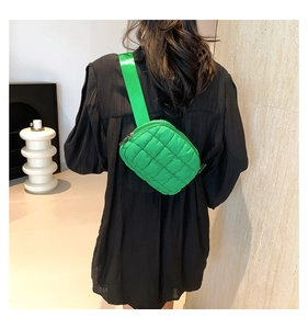 Détail du sac bandoulière en nylon matelassé vert vif montrant la texture et la sangle