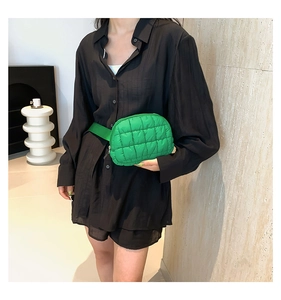 Detalle del bolso bandolera acolchado verde neón con textura suave y correa ancha de hombro
